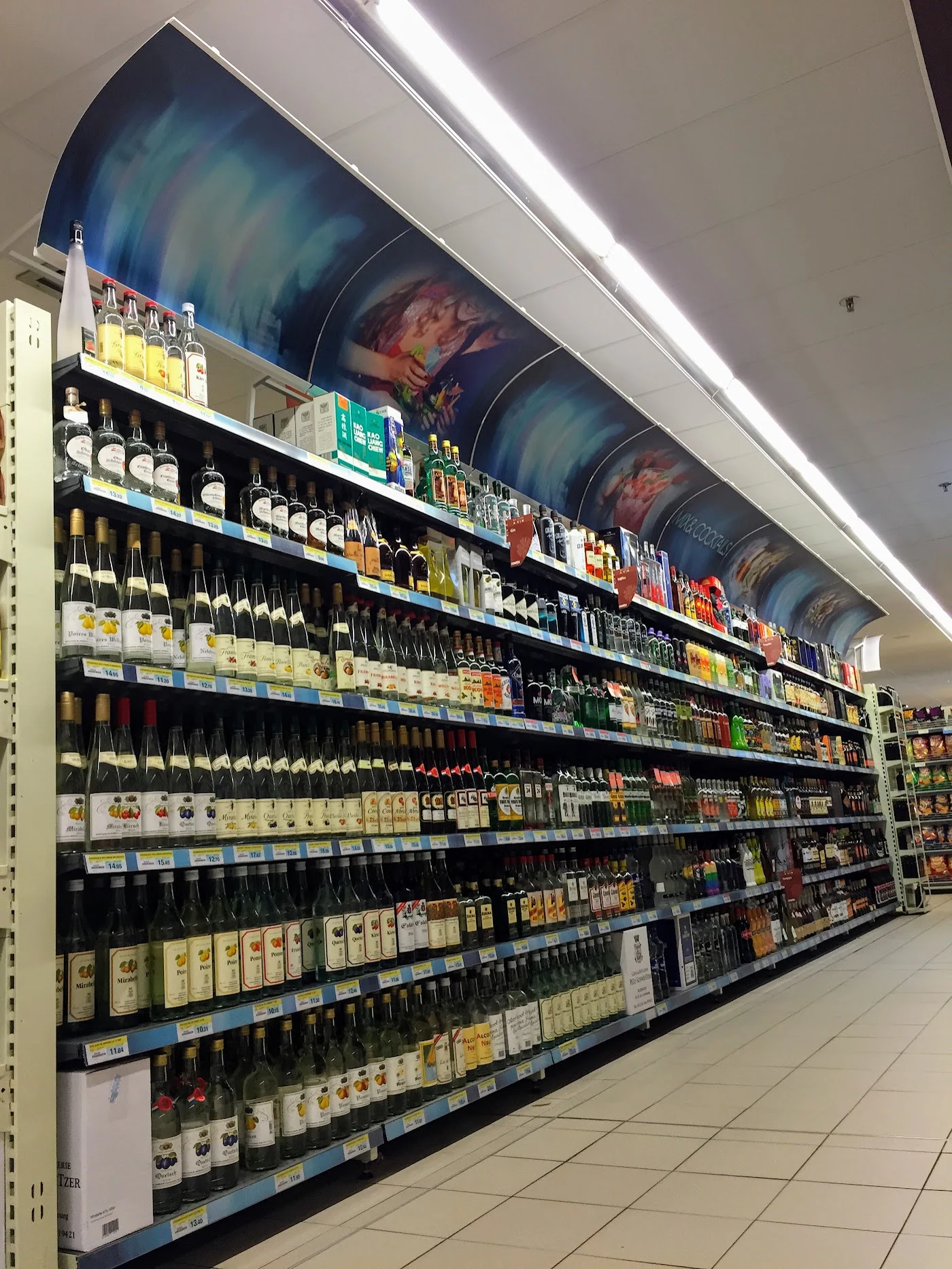 Mix & Cocktails — Large-format aisle branding